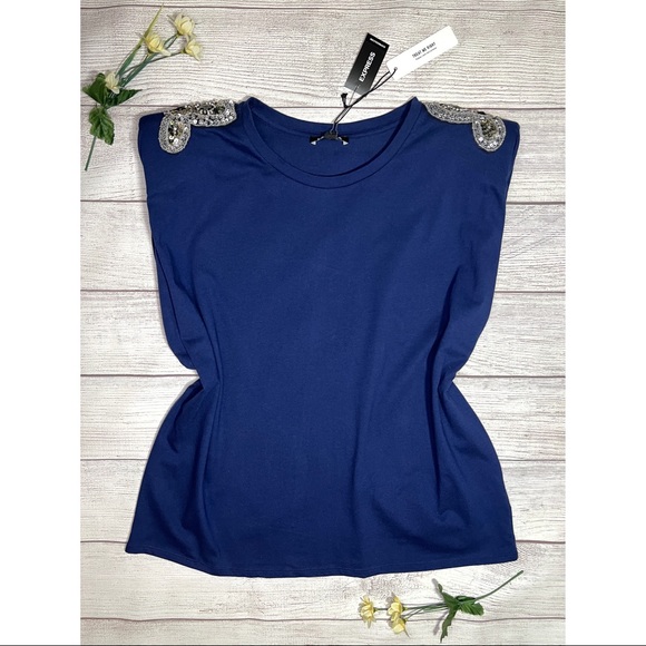 EXPRESS Embellished Padded Shoulder Crew Neck Tee - Picture 4 of 16